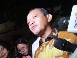 Bahlil Rayu Investor Bangun Pabrik Baterai di RI: Bahan Baku Pasti Murah