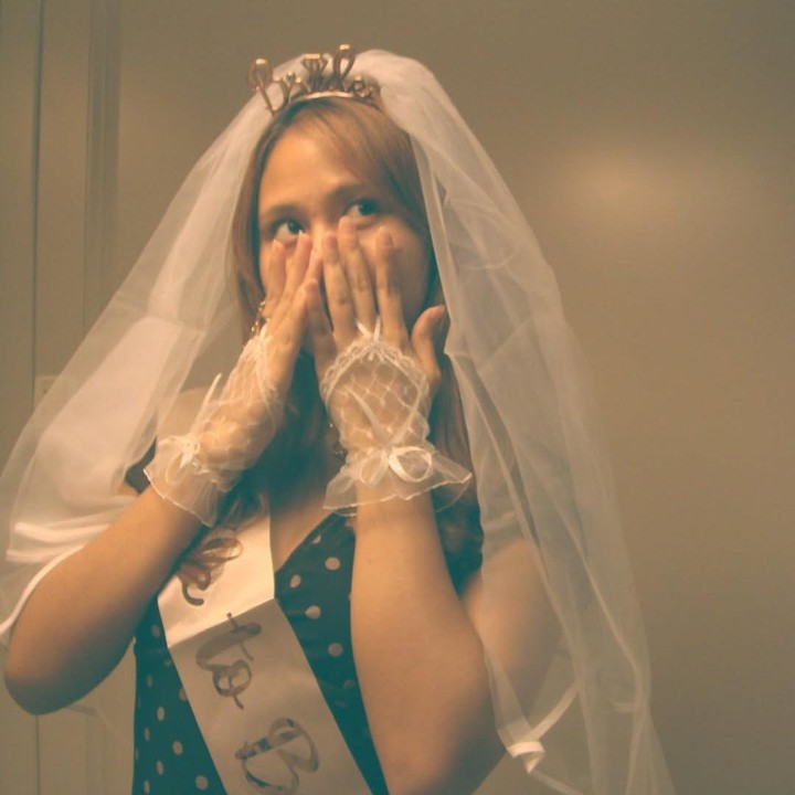 <p>Pada <em>postingan</em> tersebut, Nadin terlihat mengenakan perlengkapan <em>bride to be.</em> Mulai dari selempang berwarna merah muda, sarung tangan, hingga veil atau kerudung pengantin. &ldquo;<em>T</em><em>o be&hellip;loved,</em>&rdquo; tulis Nadin, dikutip dari laman Instagram <em>@cakecaine,</em> Senin (28/7/2025). (Foto: Instagram@cakecaine)</p>