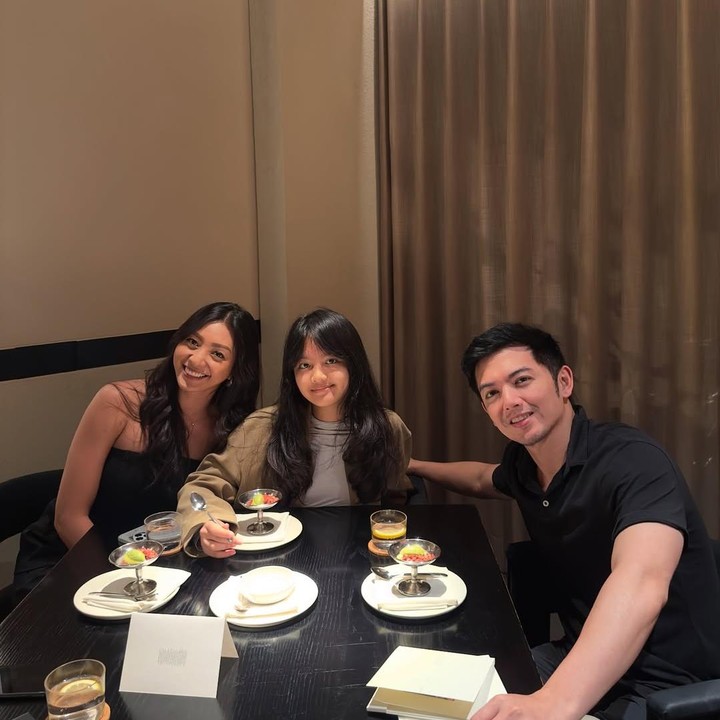 <p>Nicky bersama mantan istrinya baru saja merayakan ulang tahun sang putri, Naara Ellyna Tirta, yang ke-12 dengan mengadakan <em>intimate dinner</em> di sebuah restoran. Momen itu diketahui langsung melalui beberapa foto dan video yang diunggah keduanya di media sosial.&nbsp;(Foto: Instagram@nickytirta)</p>
