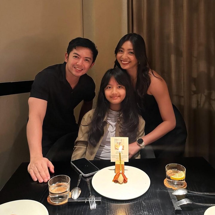 <p>Mantan pasangan artis ini juga tak sungkan mengambil foto bersama dalam satu <em>frame</em>, Bunda. Bahkan, mereka juga mengunggah foto tersebut. &ldquo;Selamat ulang tahun ke 12 Naara Ellyna Tirtajaya..Kami sangat mencintaimu,&rdquo; ujar Nicky, dikutip dari laman Instagram <em>@nickytirta,</em> Senin (28/7/2025).&nbsp;(Foto: Instagram@nickytirta)</p>