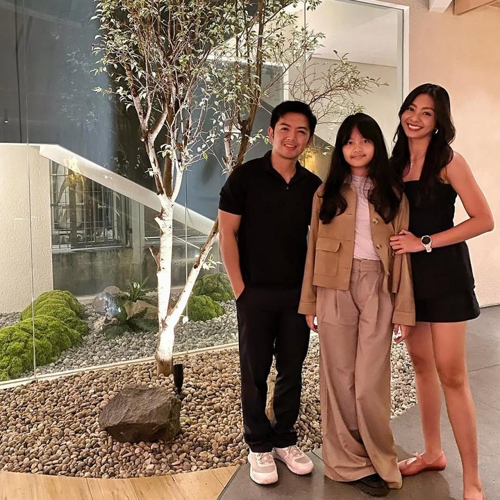 <p>Pada <em>postingan</em> tersebut, Nicky dan Liza juga kompak mengenakan warna baju yang sama yakni hitam. Sedangkan sang putri tampil menawan mengenakan <em>one set</em> berwarna cokelat.&nbsp;&nbsp;(Foto: Instagram@lizaellyp)</p>