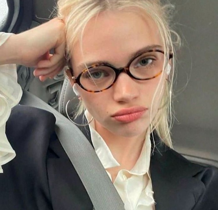 Oval Frame Kacamata untuk Wajah Persegi. Pilihannya oval atau round frame /Foto: pinterest.com/blvckswan0228