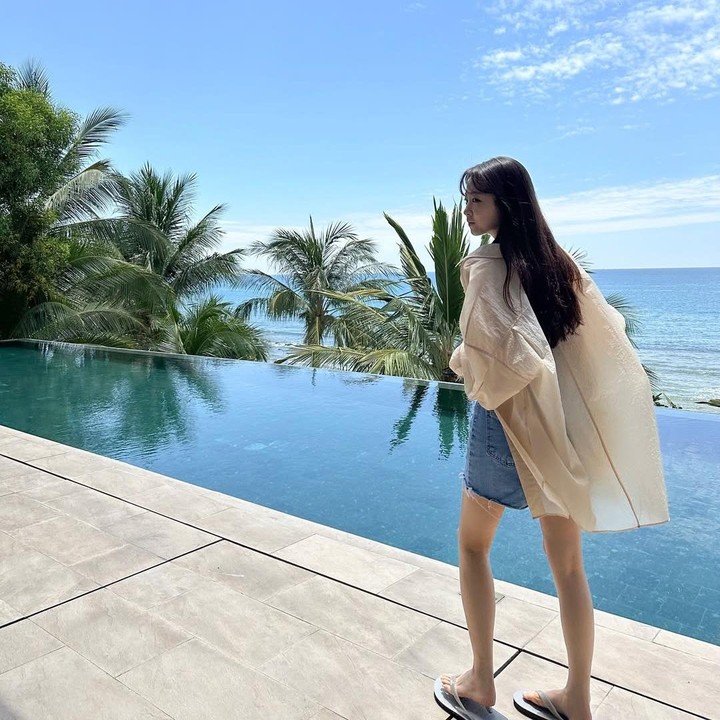 <p>Selain karena kemampuannya dalam berakting, Bo Young juga memiliki paras cantik yang berhasil memikat hati para penggemarnya. Tak hanya itu, ia pun piawai dalam memilih <em>outfit</em> yang cocok.&nbsp;(Foto: Instagram@boyoung0212_official)</p>
