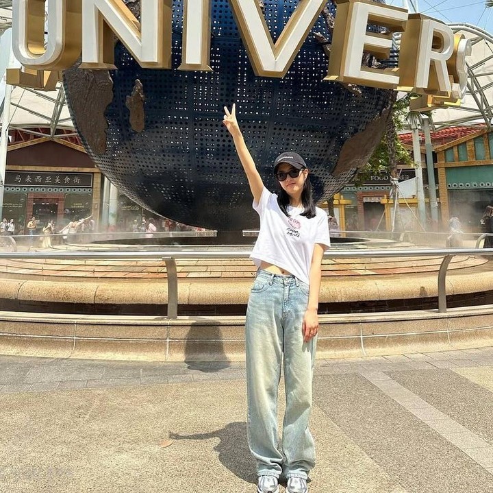 <p>Hal tersebut diketahui langsung melalui beberapa <em>postingan</em> di Instagram pribadinya. Perempuan 35 tahun ini cukup sering memperlihatkan gaya berpakaiannya yang <em>modern-casual.&nbsp;</em>(Foto: Instagram@boyoung0212_official)</p>