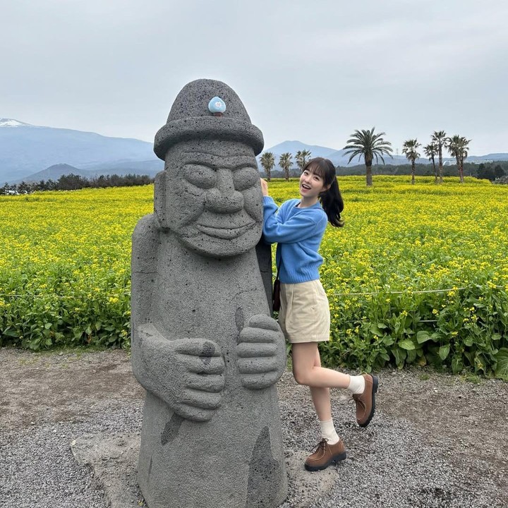 <p>Tak hanya itu, ia pun sering kali terlihat menggemaskan dengan <em>outfit</em> yang berwarna seperti foto berikut ini. Ia tampil mengenakan <em>sweeter </em>biru dan celana pendek berwarna <em>ivory.</em> Penampilannya itu dilengkapi dengan sepatu cokelat dan kaus kaki putih.&nbsp;(Foto: Instagram@boyoung0212_official)</p>