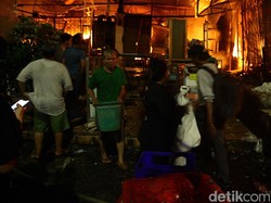 Video Polisi: Kebakaran Hanguskan 500 Kios di Pasar Taman Puring