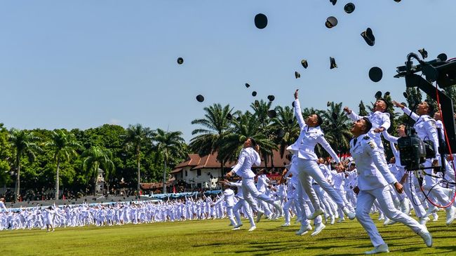 Kedua istilah ini memang sering digunakan secara bersamaan. Berikut beda arti sekolah kedinasan dan ikatan dinas.