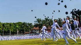 Kedua istilah ini memang sering digunakan secara bersamaan. Berikut beda arti sekolah kedinasan dan ikatan dinas.