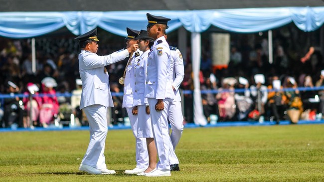 Mendagri Tito Karnavian mewakili Presiden Prabowo Subianto melantik 1.110 Pamong Praja Muda IPDN di Jatinangor, Sumedang, Jawa Barat, Senin (28/7).
