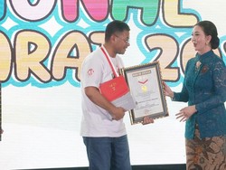 DP3AKB Jabar Raih Rekor MURI untuk Permainan Anak Tradisional Berkebaya