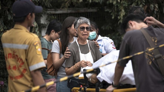 Polisi di Bangkok menyelidiki kemungkinan pelaku terkait perang Kamboja-Thailand dalam penembakan massal di pasar makanan yang populer, Bang Sue, Senin (28/7).