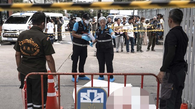 Insiden penembakan massal terjadi di Pasar Or Tor Kor, distrik Chatuchak, Bangkok, pada Senin (28/7) waktu setempat, menewaskan enam orang, termasuk pelaku.