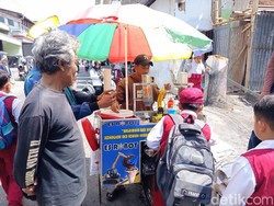 Gokil! Penjual Es Temanggung Ini Pakai Robot untuk Layani Pelanggan