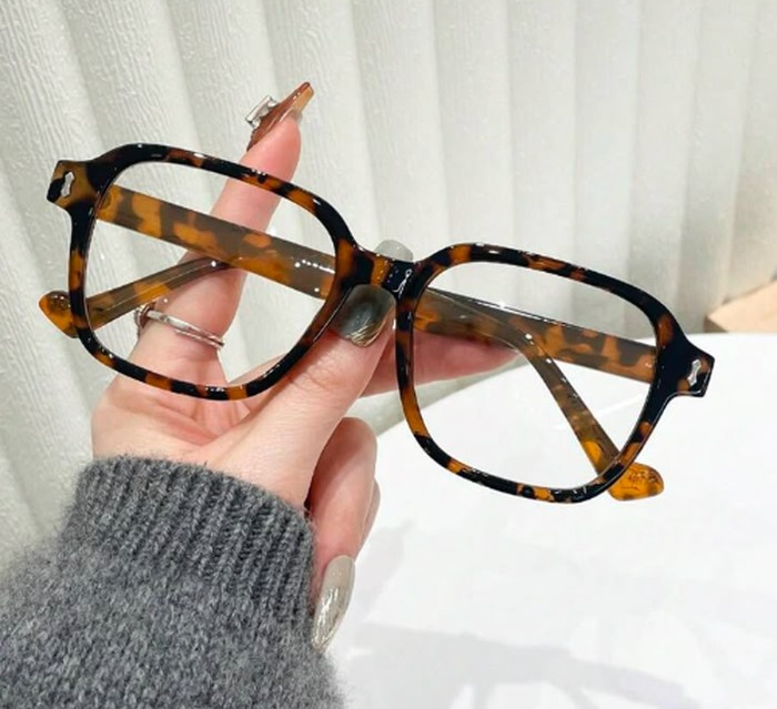 Perhatikan juga warna dan ukuran. Keduanya dapat highlight fitur wajah/Foto: pinterest.com/SHEINofficial