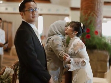 img-title Ikke Nurjanah & Aldi Bragi Nangis hingga Duet Bareng, Ini 7 Potret Pernikahan Adira Kania