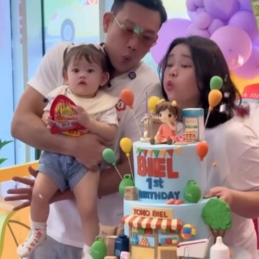 Tema Toko Kelontong Khas Etnis Cina, Ini 7 Potret Ultah ke-1 Biel Anak Denny Sumargo
