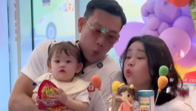Tema Toko Kelontong Khas Etnis Cina, Ini 7 Potret Ultah ke-1 Biel Anak Denny Sumargo