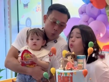 Tema Toko Kelontong Khas Etnis Cina, Ini 7 Potret Ultah ke-1 Biel Anak Denny Sumargo