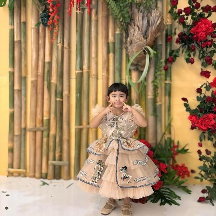 <p>Baru-baru ini, Ria Ricis menggelar pesta ulang tahun yang mewah dan meriah di salah satu hotel. Bukan hanya untuk dirinya sendiri yang genap berusia 30 tahun, tetapi juga sekaligus merayakan ulang tahun Moana yang ketiga. "30 tahun dan 3 tahun terbaik titipan Allah," tulis Ricis sebagai keterangan fotonya. (Foto: Instagram @riaricis1795)</p>