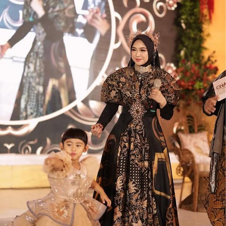 <p>Ria Ricis dikenal sebagai salah satu YouTuber Indonesia yang selalu totalitas dalam setiap momen pentingnya, termasuk ulang tahun putrinya, Cut Raifa Aramoana. Si Kecil yang akrab disapa Moana ini lahir pada 26 Juli 2022. Ricis pun membagikan momen perayaan ultah Moana melalui akun Instagram pribadinya. (Foto: Instagram @riaricis1795)</p>