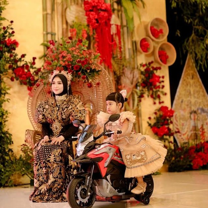 <p>Melalui kanal YouTube-nya, RicisOfficial1795, Ricis menyampaikan rasa terima kasihnya. &ldquo;Aku mau ucapin terima kasih banyak untuk teman-teman yang sudah hadir, teman sekolahnya Moana, guru-guru Moana,&rdquo; ujar Ria Ricis, Minggu (27/07/2025). (Foto: Instagram @riaricis1795)</p>