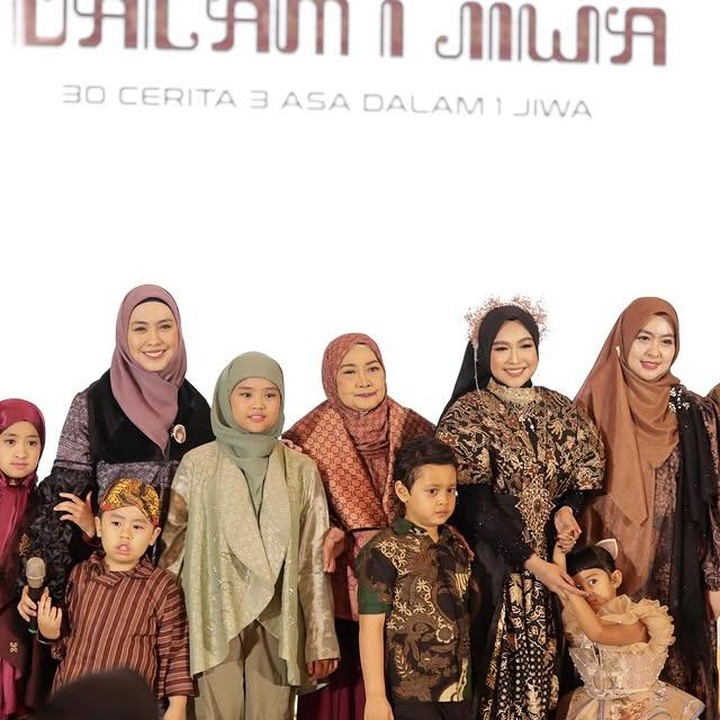 <p>Suasana pesta pun terasa makin hangat dengan tawa dan keceriaan keluarganya yang begitu menikmati momen spesialnya. Moana pun tampak mengenakan <em>dress</em> cantik yang senada dengan tema acara. Sementara sang Bunda tampil anggun dalam balutan <em>dress</em> batik untuk menyambut setiap tamu dengan senyuman hangat. (Foto: Instagram @riaricis1795)</p>