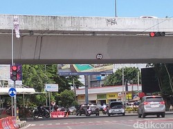 Pocong Tergantung di Flyover Banda Aceh Menarik Perhatian Pengguna Jalan