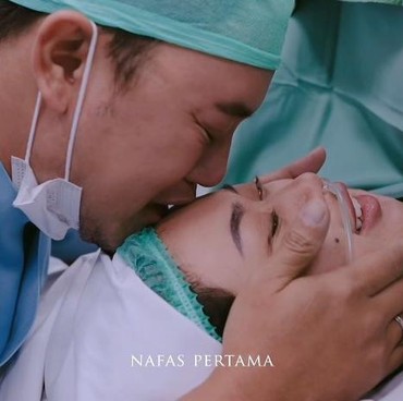 Bukaan Stuck Berjam-jam hingga Bayi Pindah Posisi, Ini 7 Potret Istri Danang DA Melahirkan
