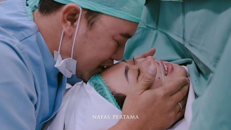 Potret Istri Danang DA Melahirkan Anak Pertama Potret Istri Danang DA Melahirkan Anak Pertama