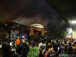 Video: Kebakaran Taman Puring Bikin Penumpang TJ Koridor 13 Jalan Kaki