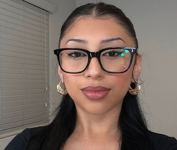 Rectangle frame kacamata untuk wajah bulat. Pilihannya frame rectangle, cat eye, atau wayfarer/Foto: pinterest.com/zeelool