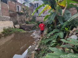 Duduk Perkara Akses Rumah Ditutup Bikin Siswi SD Semarang Sekolah Lewat Sungai