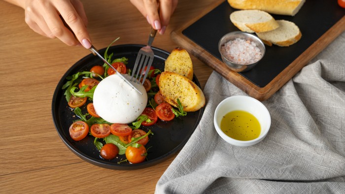 img-title 8 Ragam Olahan Menikmati Burrata, Keju Lumer yang Lagi Viral