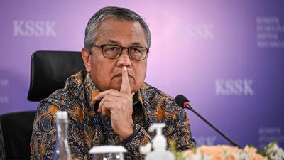 Gubernur Bank Indonesia (BI) Perry Warjiyo penyampaian hasil rapat berkala Komite Stabilitas Sistem Keuangan (KSSK) di Kantor LPS, Jakarta, Senin (28/7/2025). Berdasarkan hasil rapat tersebut, KSSK me