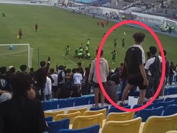Viral Suporter Tak Berotak Lempar Botol di Stadion Surajaya Lamongan