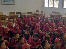 Siswa SD di Pinrang Jalan Kaki 5 Km ke Sekolah gegara Jalan Rusak