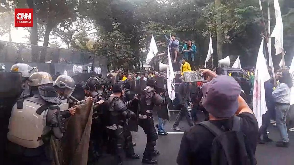 VIDEO: Massa Aksi-Polisi Saling Dorong di Jalan Medan Merdeka