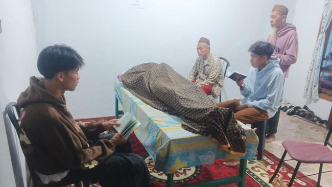Mantan pemain bertahan Timnas Indonesia, Warta Kusuma, meninggal dunia pada Senin (28/7) karena sakit.