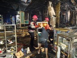 Polda Metro Bantu Pedagang Evakuasi Barang di Pasar Taman Puring