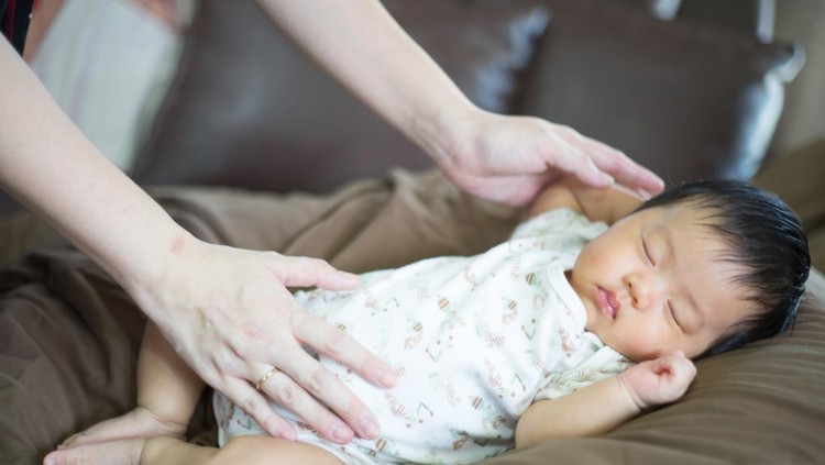 4 Posisi tidur bayi 4 Posisi tidur bayi