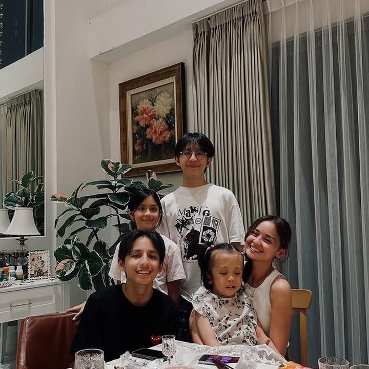 <p>Joanna Alexandra adalah seorang aktris sekaligus model Tanah Air yang dikenal lewat berbagai sinetron dan film. Ia menikah muda di usia 20 tahun dengan Raditya Oloan Immanuel Panggabean pada 16 Juni 2007, dan dari pernikahan itu mereka dikaruniai empat anak. Namun, sejak sang suami meninggal dunia pada 6 Mei 2021, Joanna menjalani perannya sebagai <em>single mom</em>. (Foto: Instagram @joannaalexandra)</p>