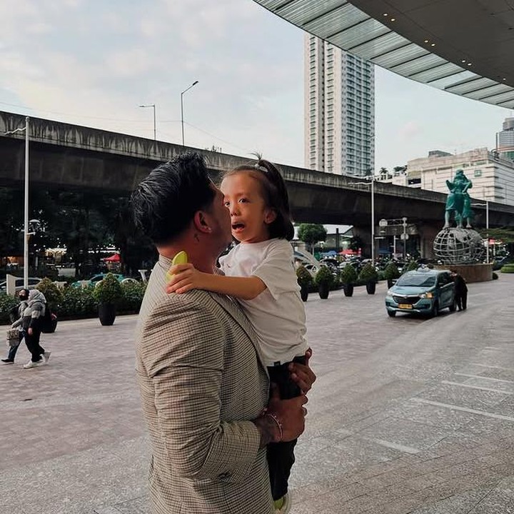 <p>Momen kebersamaan mereka terlihat begitu hangat dan penuh kasih. Salah satunya saat Immanuel tampak menggendong Ziona, si bungsu kesayangan yang tampaknya sudah sangat lengket dengannya. (Foto: Instagram @joannaalexandra)</p>