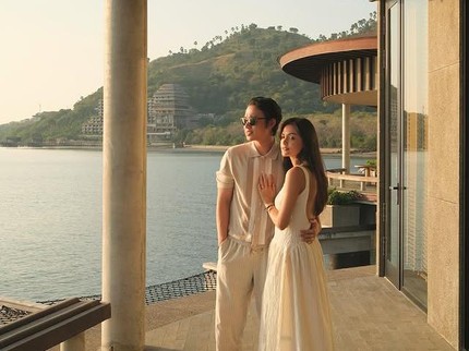 5 Potret Romantis Amanda Rawles & Suami Pengusaha Bulan Madu di Labuan Bajo