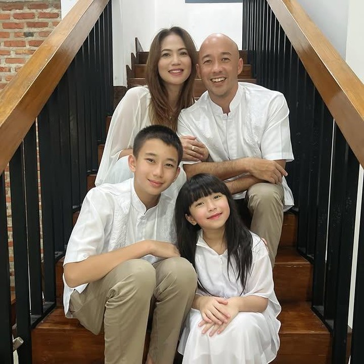 <p>Kehidupan Kinariyosih seolah tak pernah lepas dari sorotan publik. Ia resemi menikah dengan Brett Money pada Maret 2011 dan dikaruniai dua anak, yakni Steven Lee Money yang lahir pada 27 Maret 2012, sementara Sierra Kinar Money lahir pada 12 Mei 2017. (Foto: Instagram @kinaryosihmoney)</p>