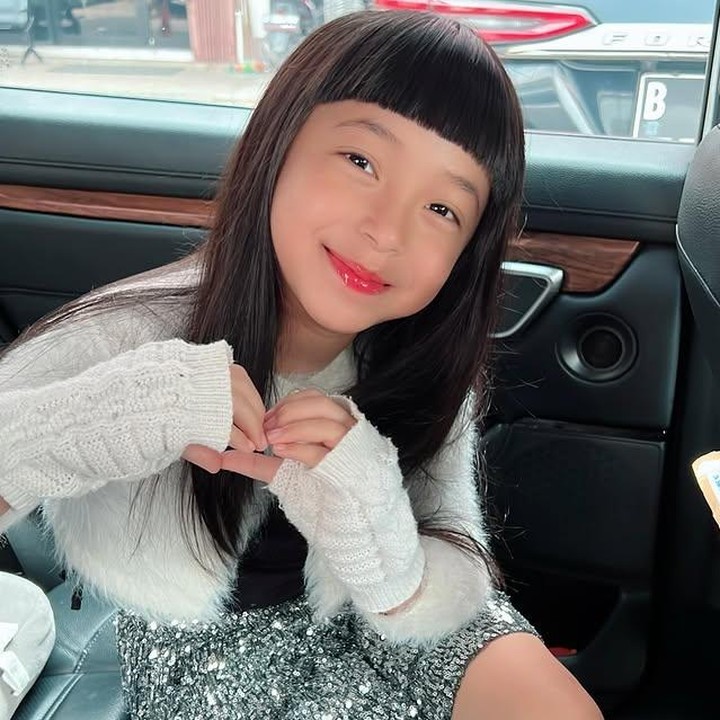 <p>Meski jarang muncul di hadapan publik, potret terbaru sang putri sukses mencuri perhatian banyak orang. Tak sedikit yang ikut tersenyum bangga melihat keceriaannya. (Foto: Instagram @kinaryosihmoney)</p>
