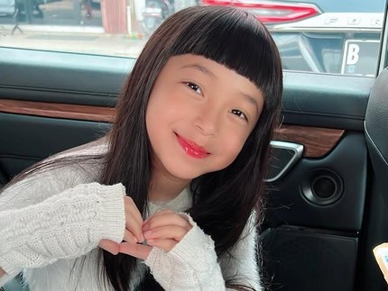 Jarang Terekspose, Intip 5 Potret Sierra Putri Kinaryosih yang Jago Nyanyi