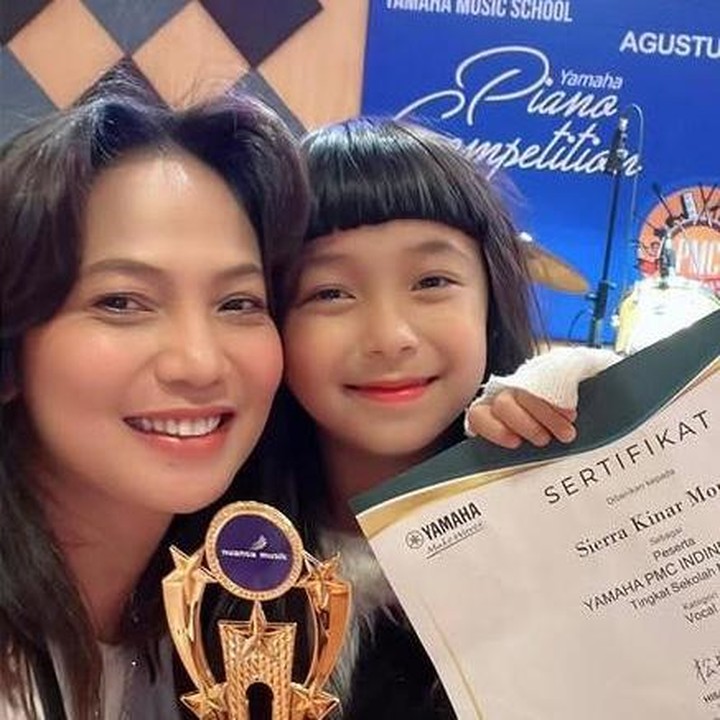 <p>Kinaryosih baru-baru ini membagikan momen spesial saat putrinya, Sierra, mengikuti kompetisi menyanyi pertamanya. "Kompetisi bernyanyi pertama Sierra! Mummy-nya malah lebih gugup daripada Sierra. Aku senang banget Sierra menikmati waktunya dan bonusnya dapat Juara Ketiga. Hebat banget, nak!" tulis Kinaryosih, Minggu (27/07/2025). (Foto: Instagram @kinaryosihmoney)</p>