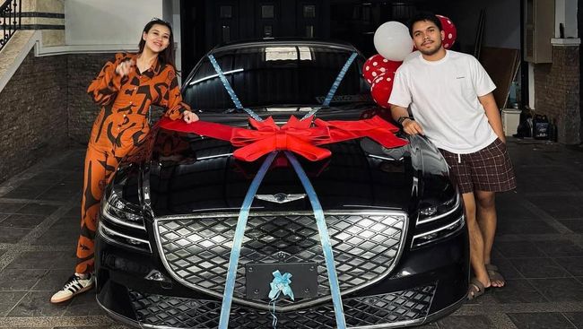 Suami Idaman, Ini 7 Potret Thariq Halilintar Beri Mobil Kado Lahiran dan Anniv Untuk Aaliyah