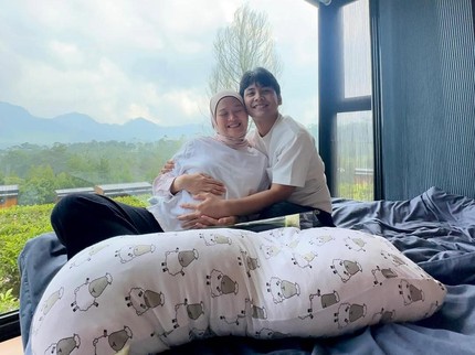 5 Momen Babymoon Kehamilan Pertama Alca Oktaviani dan Bintang Emon