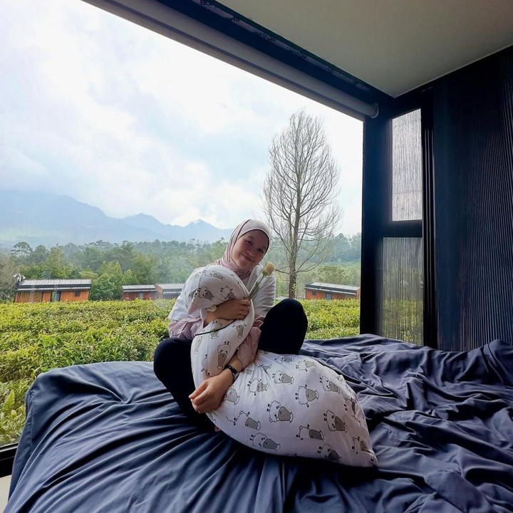 <p>Alca dan Bintang Emon tampaknya memilih untuk babymoon berkonsep <em>glam camping.</em> Pasangan yang menikah pada 24 Juli 2022 ini babymoon di kawasan asri dengan pemandangan alam yang indah. (Foto: Instagram @alcaoctvn)</p>